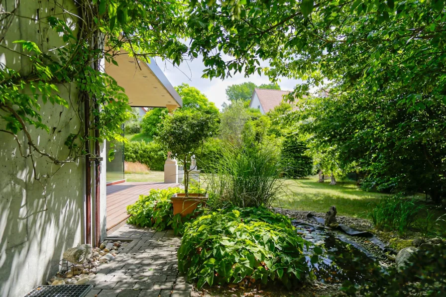 Teich und Terrasse