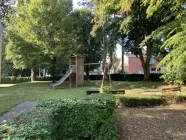 Spielplatz und viel Grün