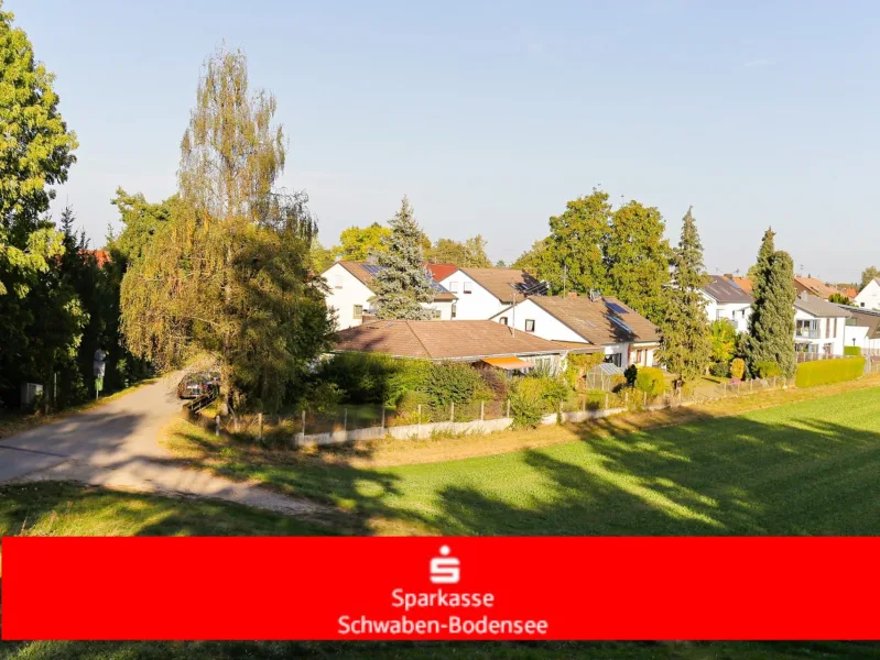 Außenansicht - Haus kaufen in Graben - Renovierungsbedürftiger Bungalow auf wunderbarem Grundstück mit Fernblick in ruhiger Ortsrandlage