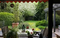 Terrasse und Gartenblick