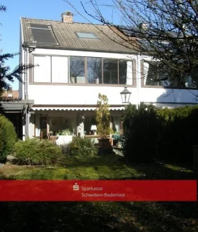 Blick zum Haus - Südansicht - Haus kaufen in Augsburg - Charmantes Reihenendhaus mit großem Garten und Garage