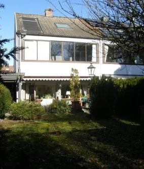 Blick zum Haus - Südansicht - Haus kaufen in Augsburg - Charmantes Reihenendhaus mit großem Garten und Garage