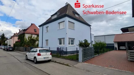 Außenansicht - Haus kaufen in Augsburg - Kapitalanlage und Eigenheim: 3-Familienhaus mit freier Erdgeschosswohnung! 