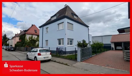 Außenansicht - Haus kaufen in Augsburg - Kapitalanlage und Eigenheim: 3-Familienhaus mit freier Erdgeschosswohnung! 