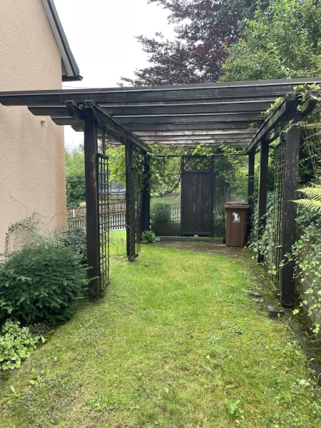 Blick auf Ostgarten - Pergola