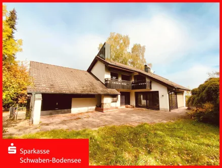 Südwestansicht mit XL-Terrasse und Außenkamin - Haus kaufen in Rettenbach - Architektenhaus im Dornrößchenschlaf in Harthausen