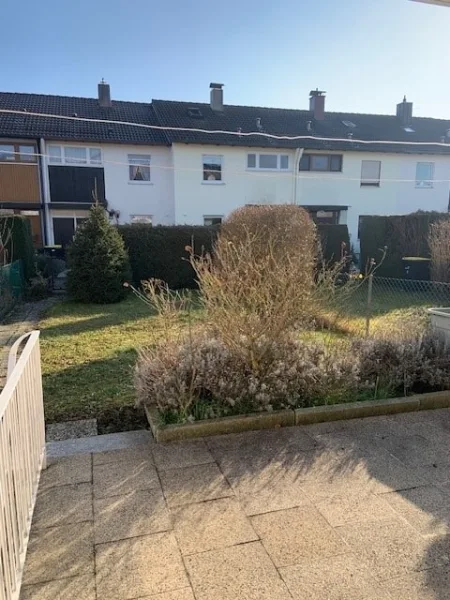 Blick über Terrasse und Garten