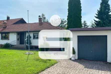 Außenansicht mit Garage - Haus kaufen in Simbach - Ruhig gelegener Bungalow in Zentrumsnähe