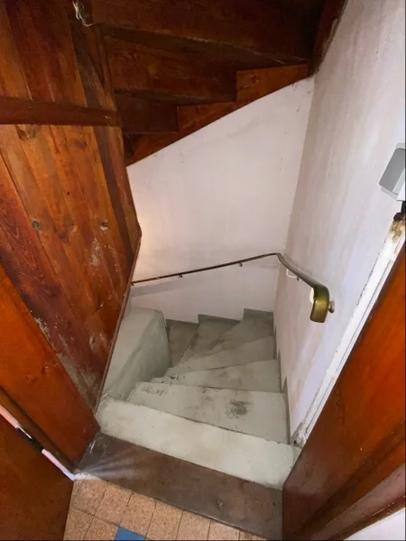 Erdgeschoss - Treppe in Keller