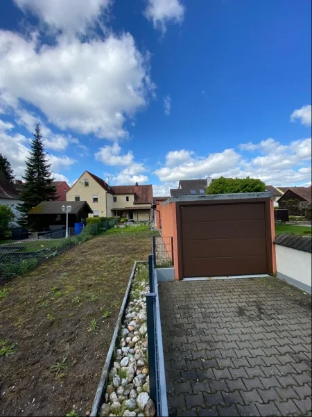 Garage mit Vorplatz und Garten