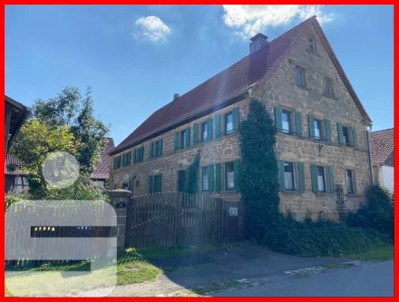 Hausansicht - Straße - Haus kaufen in Sugenheim - Sugenheim OT – Charmantes Bauernhaus mit Scheune 