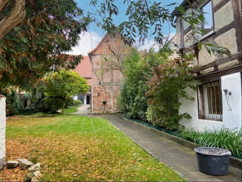 Innenhof - Garten - Blick zur Scheune