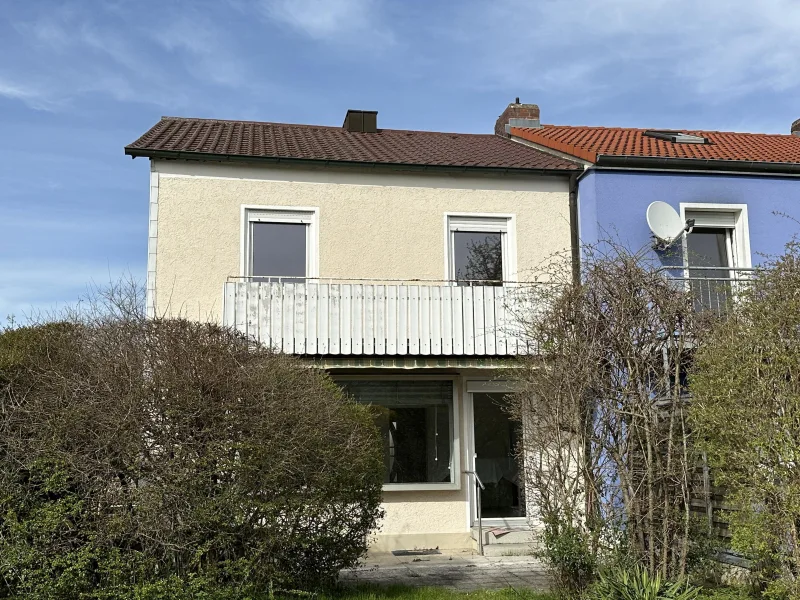 Außenansicht - Haus kaufen in Regensburg - Renovierungsbedürftiges Reihenendhaus mit großem Garten in Regensburg - Galgenberg