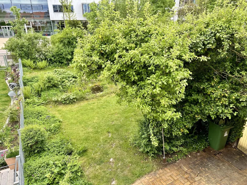 Blick vom Balkon in den Garten