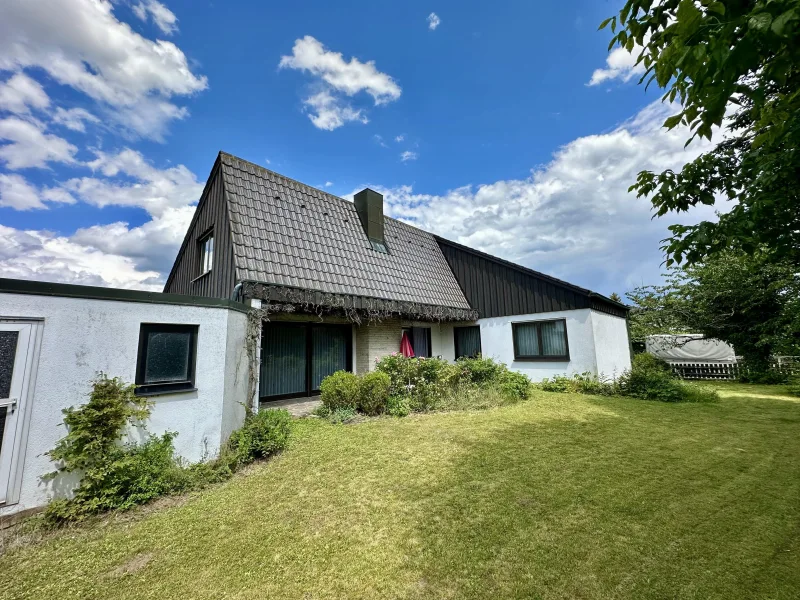 Blick zum Haus - Haus kaufen in Neutraubling - Ein-/Zweifamilienhaus in Neutraubling