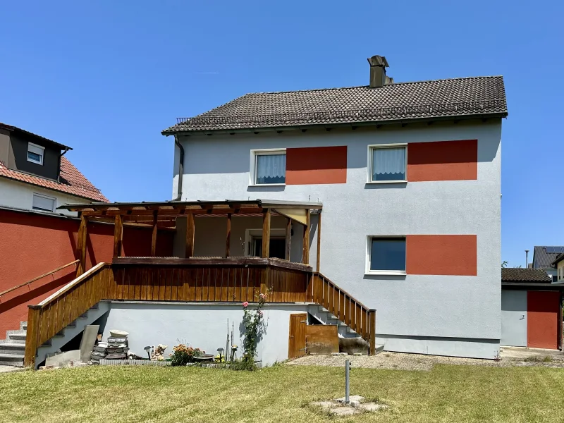 Außenansicht - Haus kaufen in Neutraubling - Alt und Jung unter einem Dach