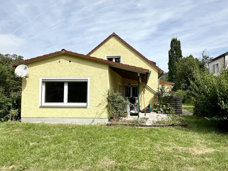 Außenansicht - Haus kaufen in Donaustauf - Haus benötigt liebevolle Sanierung