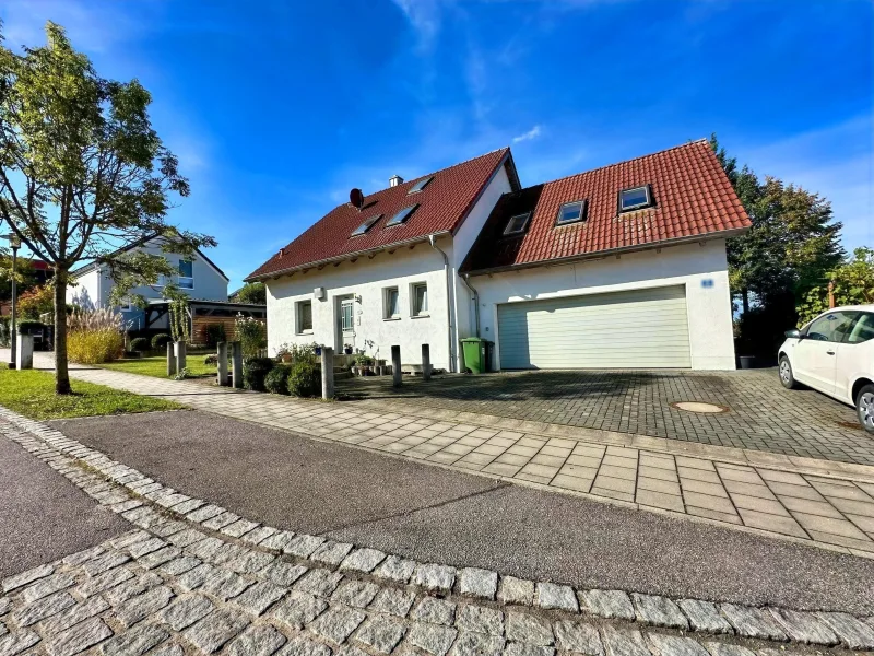 Hausansicht - Haus kaufen in Obertraubling - Ein-/Zweifamilienhaus in Obertraubling