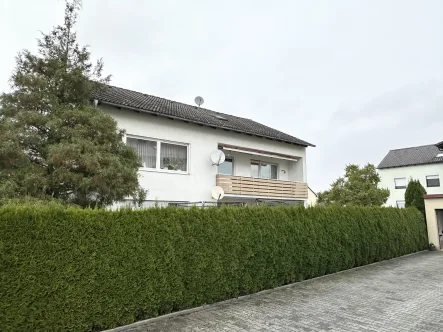 Blick zum Dreifamilienhaus - Wohnung kaufen in Obertraubling - Wohnung in Obertraubling