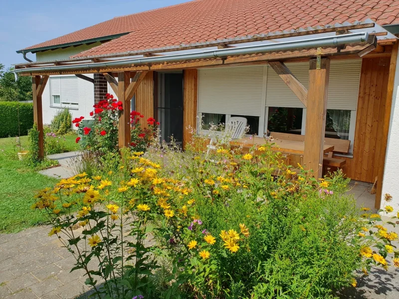 Blick zum Haus - Haus kaufen in Schierling - Ein-/Zweifamilienhaus in Schierling