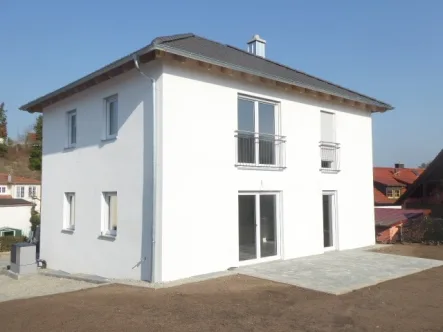 Blick zur Terrasse - Haus kaufen in Wiesent - Ein-/Zweifamilienhaus in Wiesent