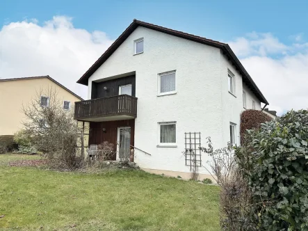 Blick zu Terrasse und Balkon - Haus kaufen in Obertraubling - Ein-/Zweifamilienhaus in Obertraubling