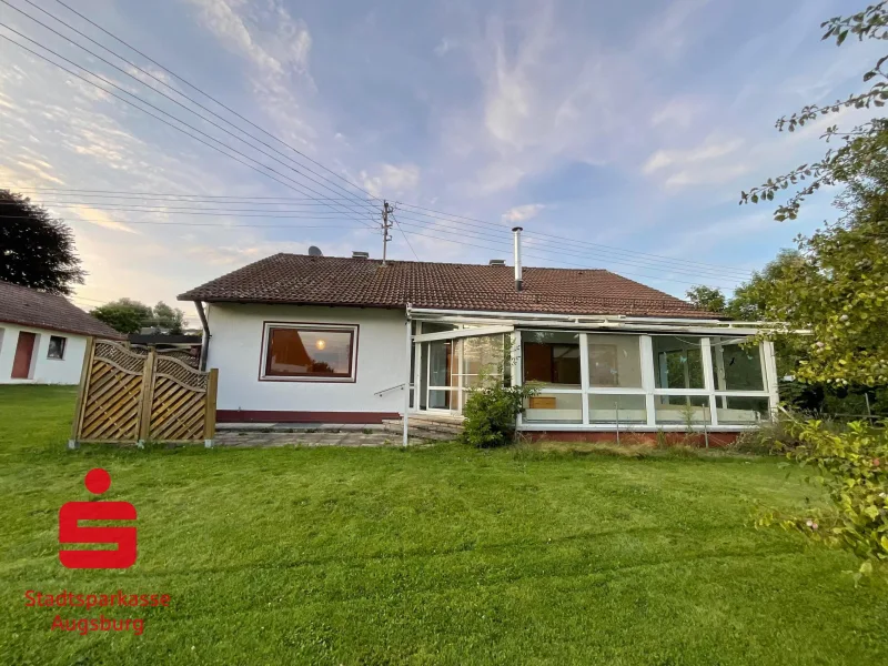 Außenansicht - Haus kaufen in Gessertshausen - Bungalow mit großem Garten