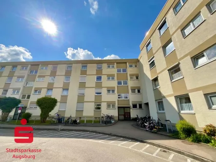 Außenansicht - Wohnung kaufen in Augsburg - stark renovierungsbedürftige 3-Zimmer-Wohnung