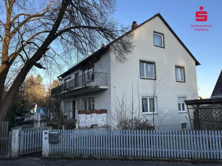 Außenansicht - Haus kaufen in Stadtbergen - Renovierungsbedürftiges Zweifamilienhaus