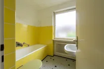 Badezimmer mit Fenster