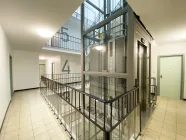 Aufzug und Treppenhaus