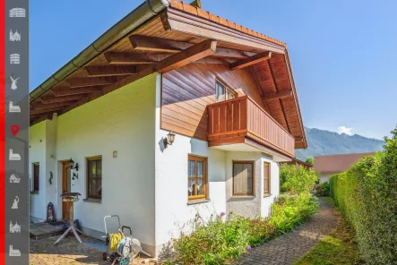 Titelbild - Haus kaufen in Aschau - Wohnen am Fuße der Kampenwand - Gemütliche Doppelhaushälfte mit Bergblick