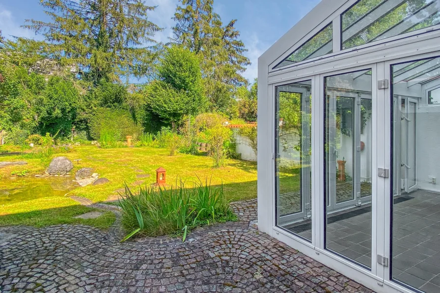 Terrasse u. Blick in Garten