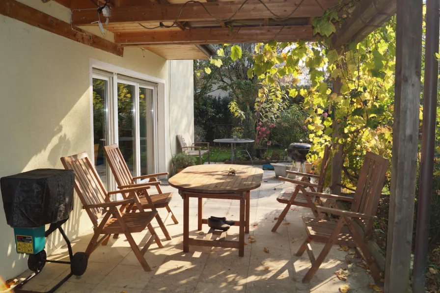 überdachte Westterrasse