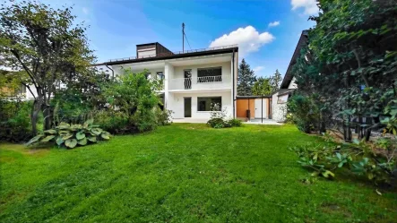 Hausansicht - Haus mieten in München - Erstbezug nach umfangreicher Sanierung - moderne Doppelhaushälfte mit großen Garten in ruhiger Lage