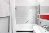 Badezimmer mit Badewanne