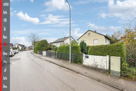 Blick zum Grundstück - Grundstück kaufen in Eching - Ruhiges Südwest-Baugrundstück mit Altbestand für ein kleines Einfamilienhaus in S-Bahn-Nähe