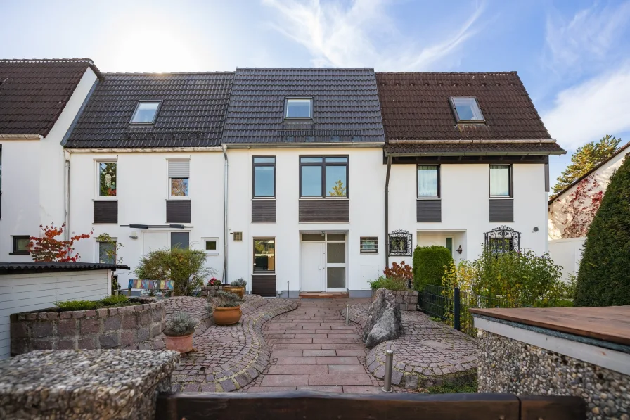 Objektansicht - Haus kaufen in München - Modernes Reihenmittelhaus mit großem Garten in beliebter Wohnlage  