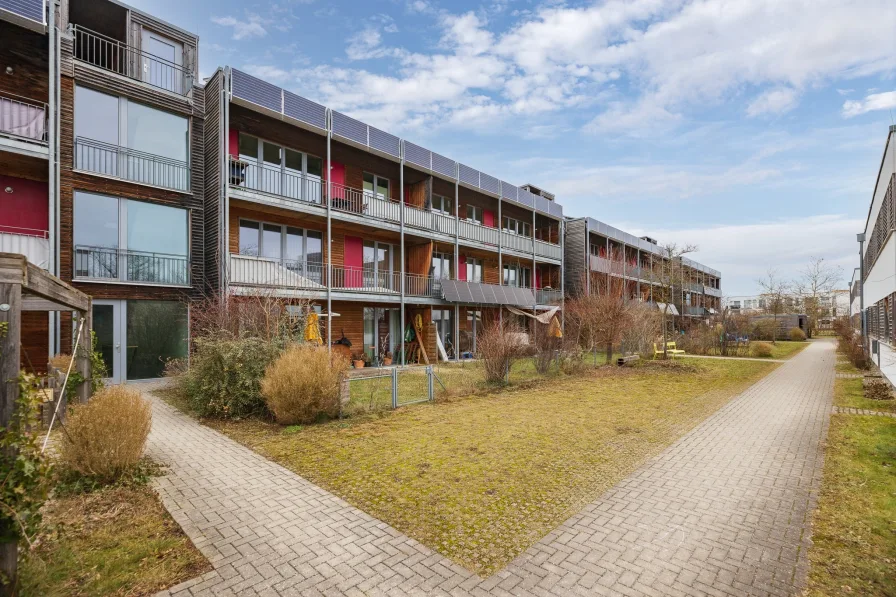 Außenansicht - Wohnung kaufen in München - Effiziente 4-Zimmer-Wohnung im Passivhaus mit großer Loggia am Riemer Park!