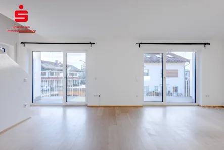 Wohnzimmer - Wohnung kaufen in Übersee - Sehr helle Maisonette-Wohnung mit Bergblick und großer Loggia