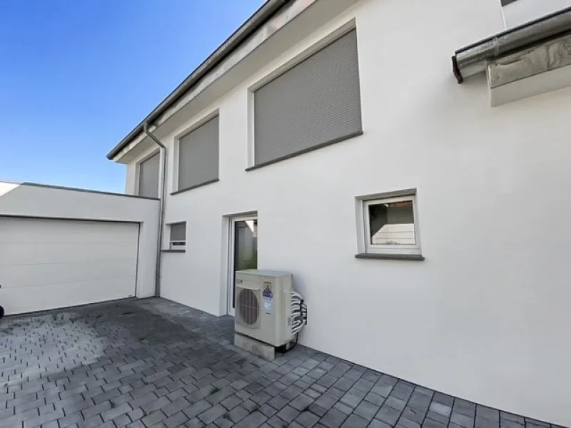 Terrasse hinter der Garage