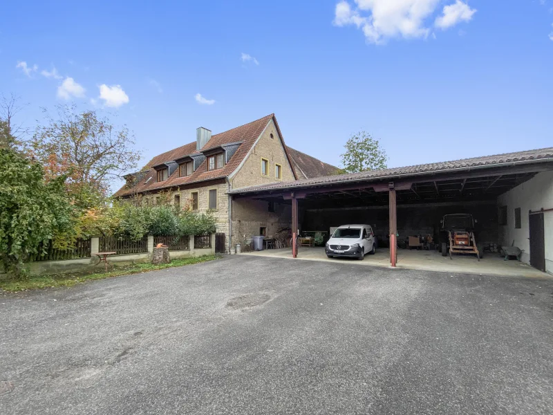 Hof mit Carport