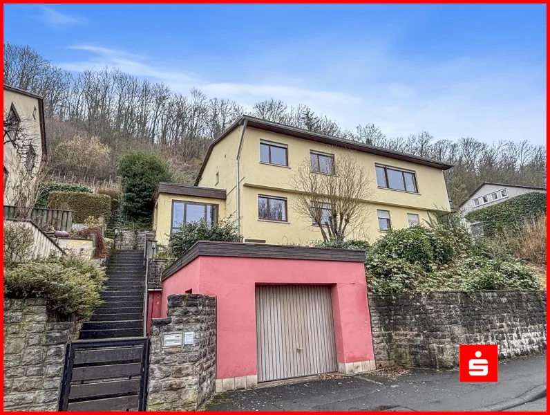 Hausansicht mit Garage - Haus kaufen in Marktbreit - Wohnhaus mit Weitblick!