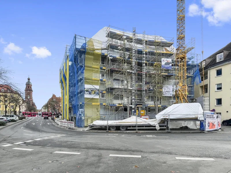 Blick auf das Mehrfamilienhaus