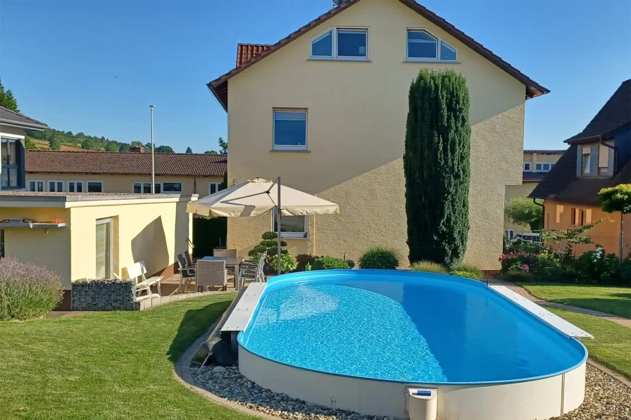 Außenansicht - Haus kaufen in Alzenau - Traumhaus mit Pool in guter Lage