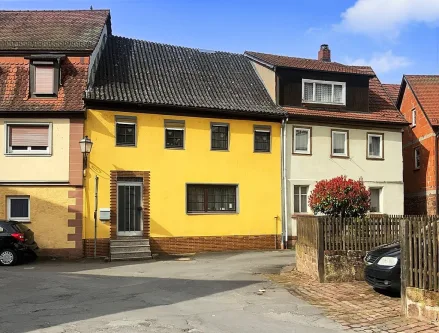 Straßenansicht - Haus kaufen in Amorbach - Gemütliches Reihenmittelhaus in Amorbach