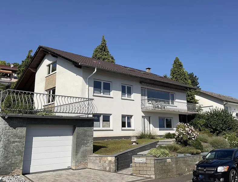 Straßenansicht mit Garage - Haus kaufen in Obernburg - Großes Wohnhaus in Obernburg 