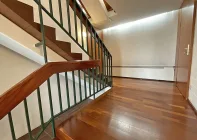 Treppenhaus mit edlem Parkett