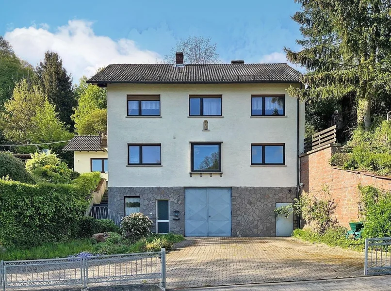 Außenansicht - Haus kaufen in Leidersbach - Zweifamilienhaus mit großem Grundstück in Leidersbach 