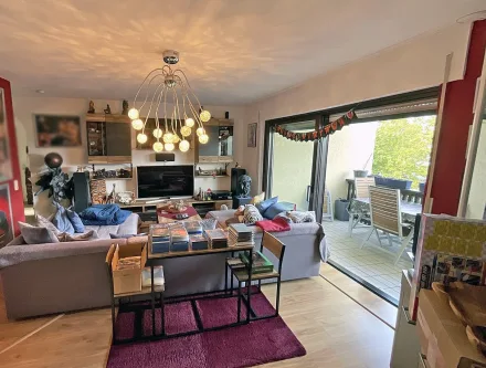 Wohnzimmer mit Balkon - Wohnung kaufen in Elsenfeld - Vermietete 3-Zimmer-Wohnung in Elsenfeld